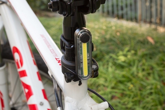 Đèn LED siêu sáng có thể sạc lại cho xe đạp leo núi 72 * 20 * 32mm