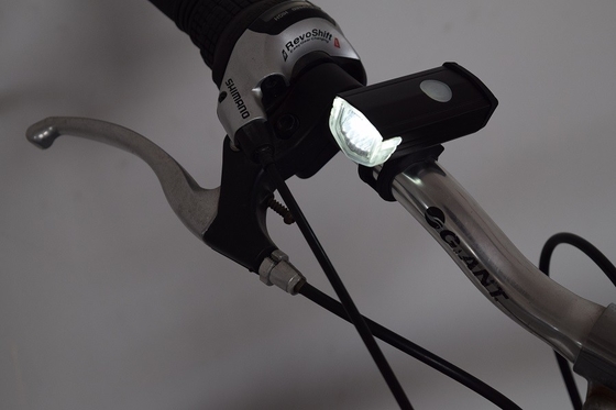 Đèn pha phía trước xe đạp sáng nhấp nháy 0.87-1.26 inch Chức năng cảnh báo